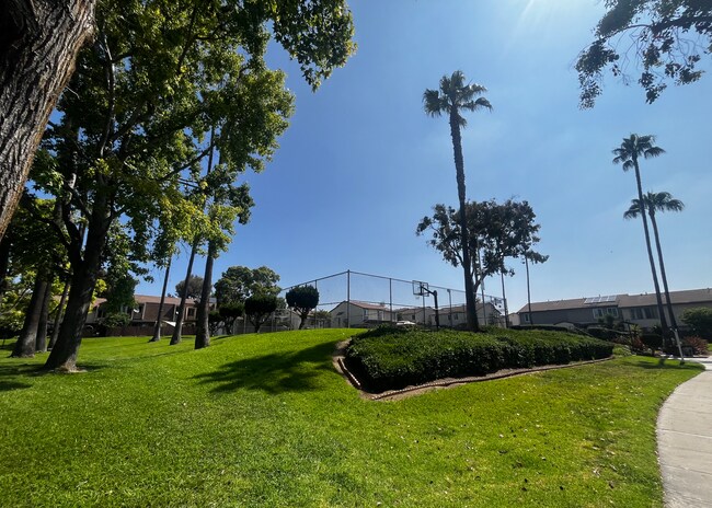 Building Photo - 3BR/2.5BA Two Story Condo Available