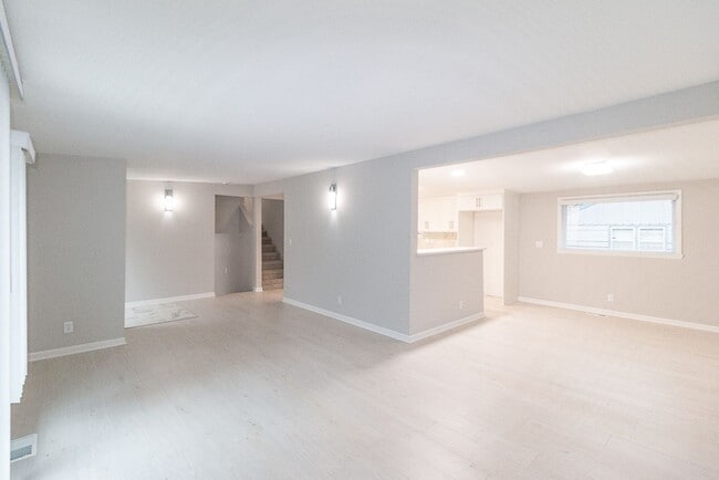 Building Photo - Gorgeous fully updated 3 bed 3 bath near KU Campus!