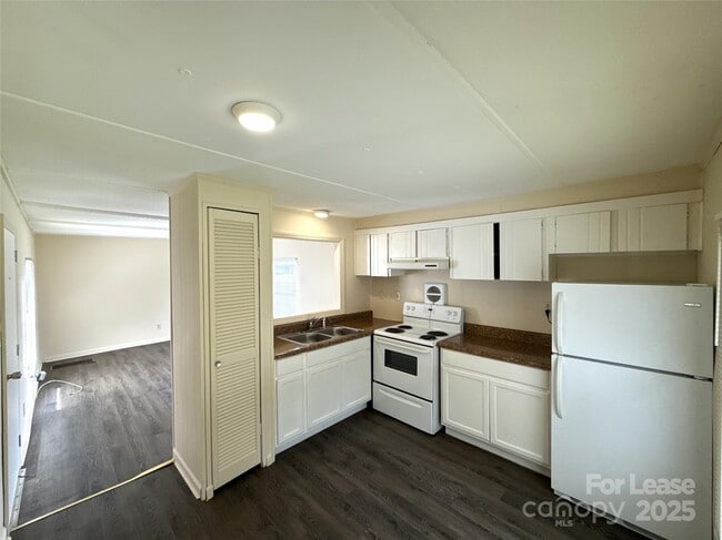 Building Photo - 300 Huffstetler Rd