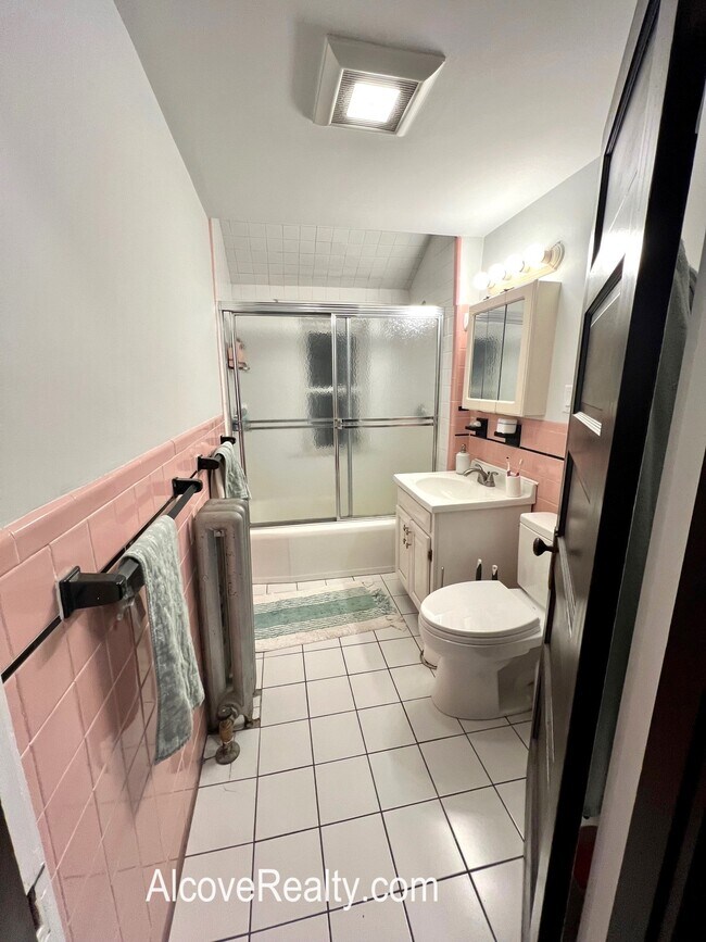 Foto del edificio - 92 Powder House Blvd