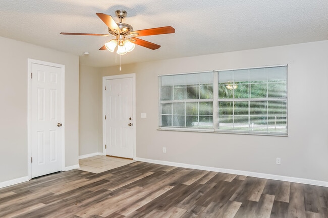 Foto del edificio - 6576 4th Ln