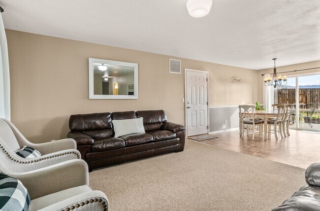 Building Photo - 4 Bed 2.5 Bath Home