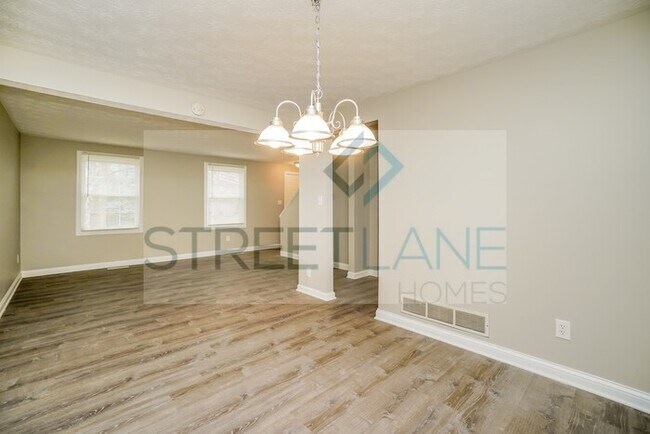 Building Photo - REDUCED!