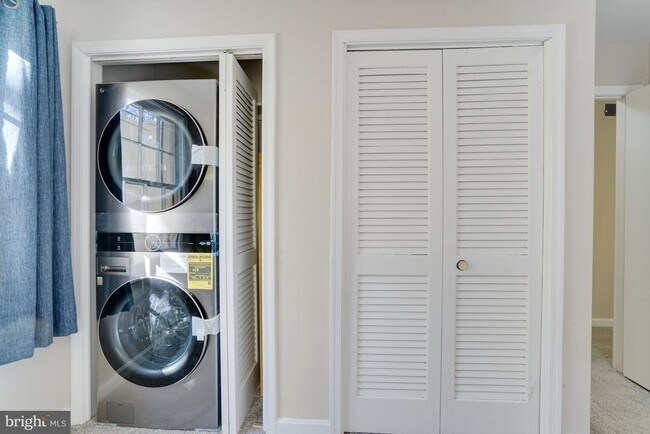 Foto del edificio - 5902 Surrey Hill Pl