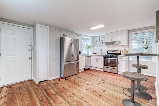 Building Photo - 2 Level Condo with parking, close to metro, utilities included!