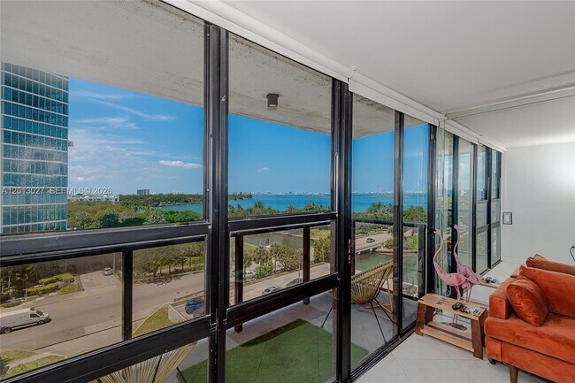 Foto del edificio - 600 NE 36th St