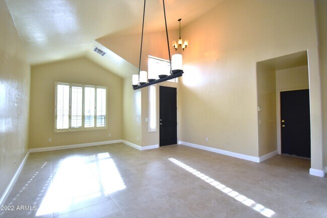 Foto del edificio - 768 E Irma Ln