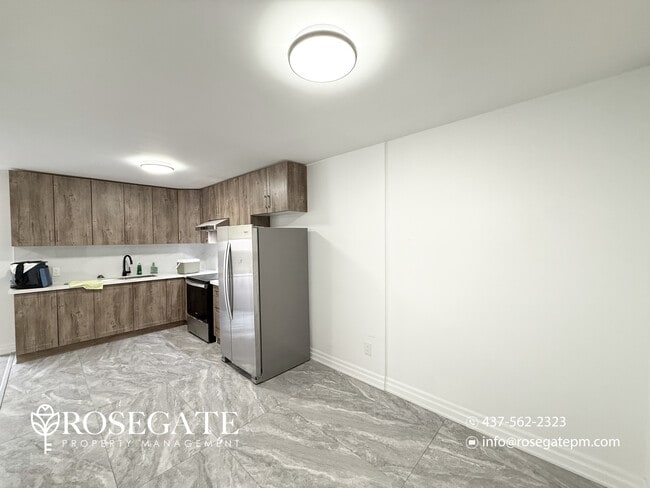 Photo du bâtiment - Spacious & Newly Renovated 4-Bedroom + Den...