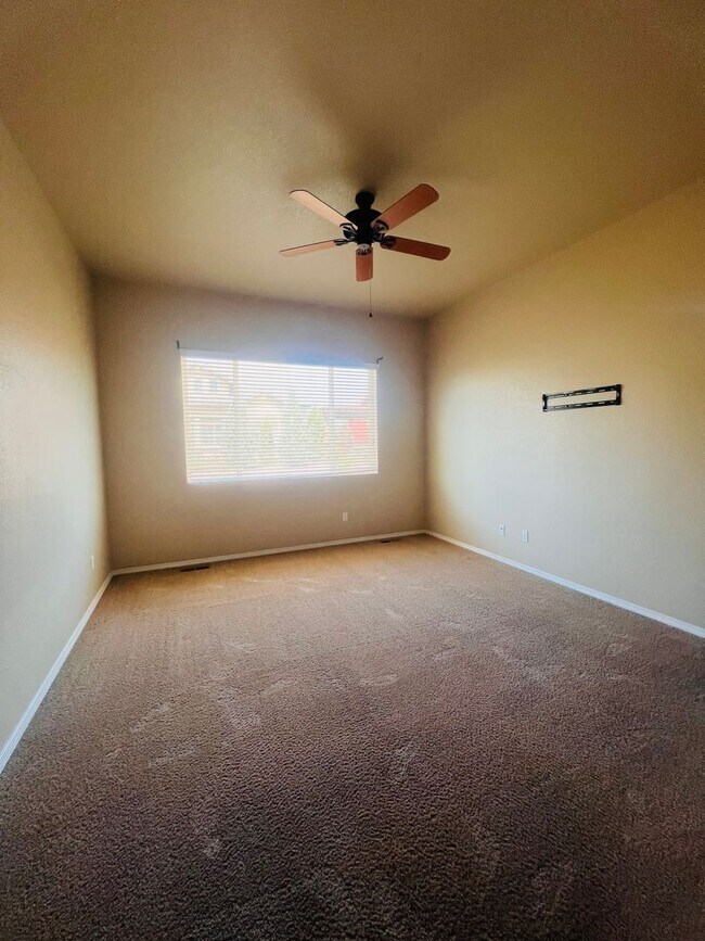 Foto del edificio - Don't miss the opportunity to make this wonderful house your next home.