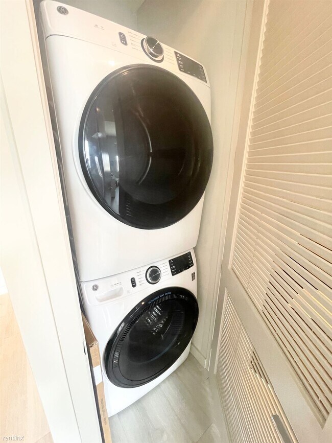 Building Photo - 1 br, 1 bath Condo - 1222 W Louis Henna Bl...