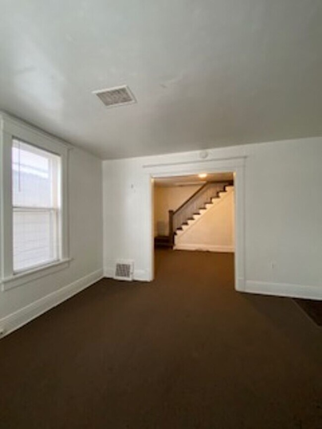 Foto del edificio - 3 Bedroom Duplex with Fenced in Yard and D...