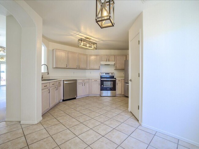 Building Photo - 3 Bedroom 2 Bathroom