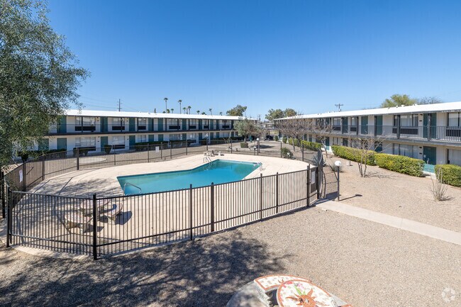 Piscina - The Axis - Tucson Apartments