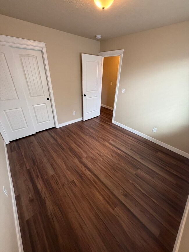 Building Photo - Must See 4 Bedroom!