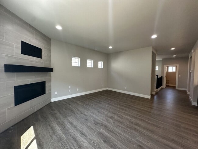 Building Photo - Modern Comfort and Style in Spacious Snoho...