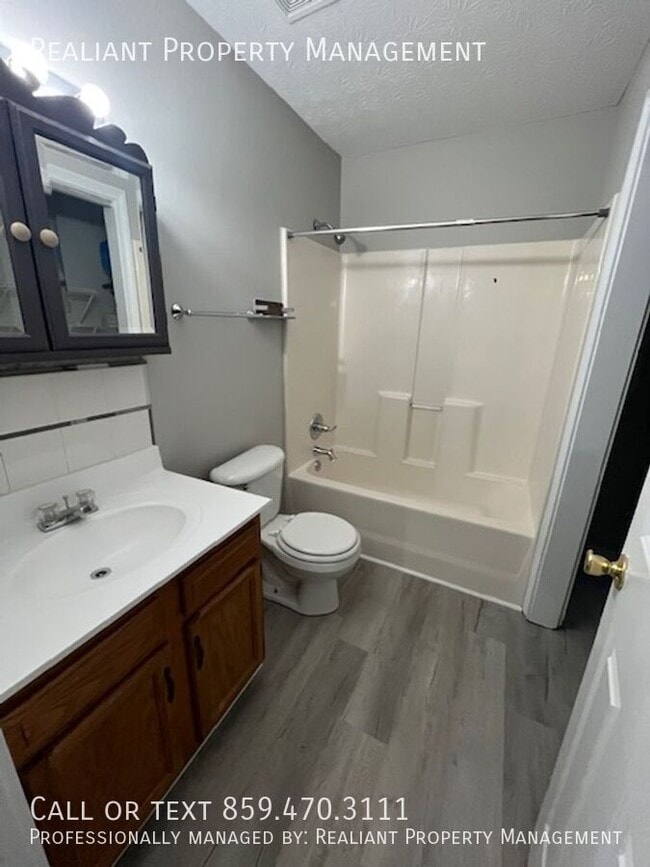 Building Photo - 1005 Pinoak Dr