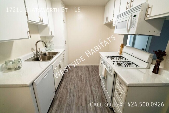 Foto del edificio - 17211 Chatsworth St