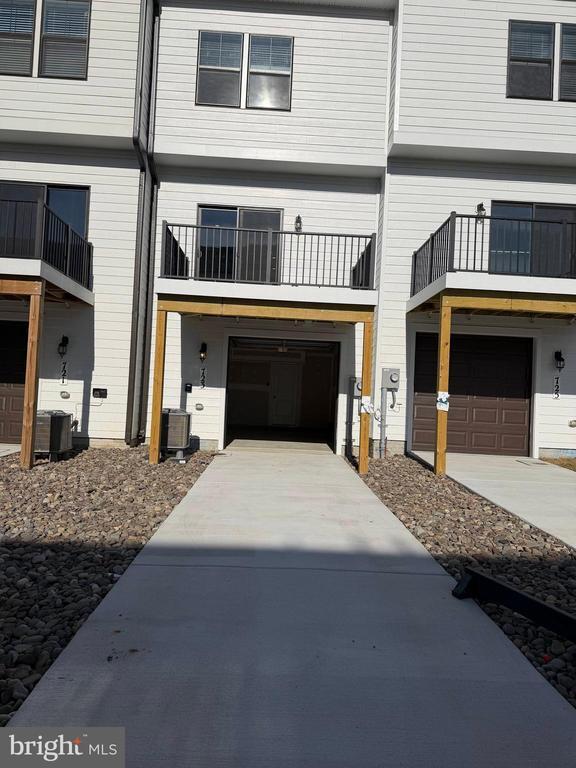 Building Photo - 723 Courier Ln