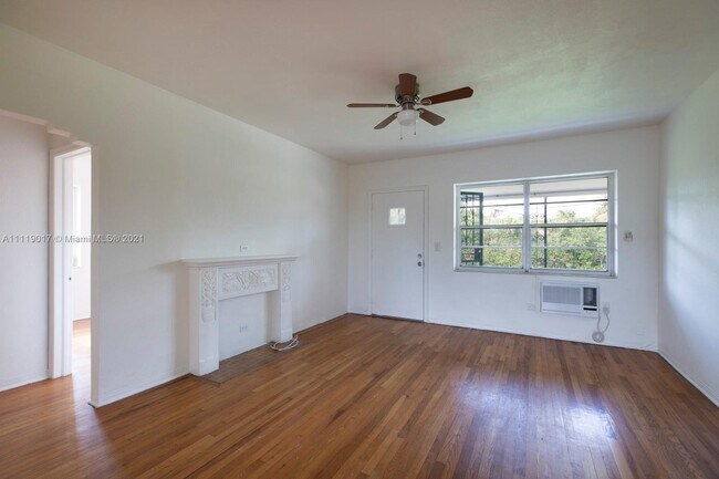 Building Photo - 2140 Biarritz Dr