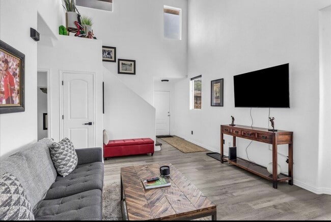 Building Photo - 1277 W Las Hurdes Dr