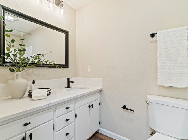Photo - 2615 E McLoughlin Blvd Apartment