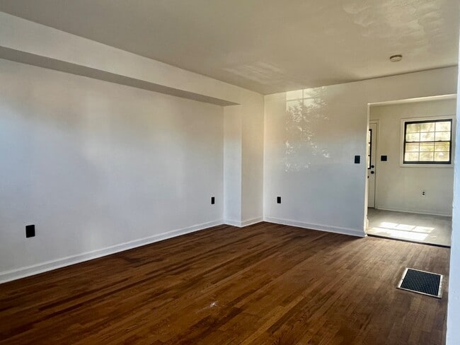 Foto del edificio - 820 Whitney Ave NW