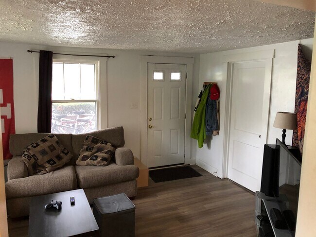 Foto del edificio - 3 Bedroom Available August 2026;  Monthly ...