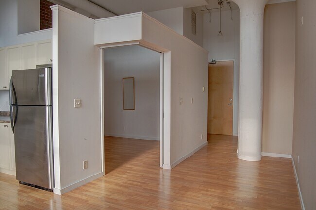 Building Photo - 404 King St W