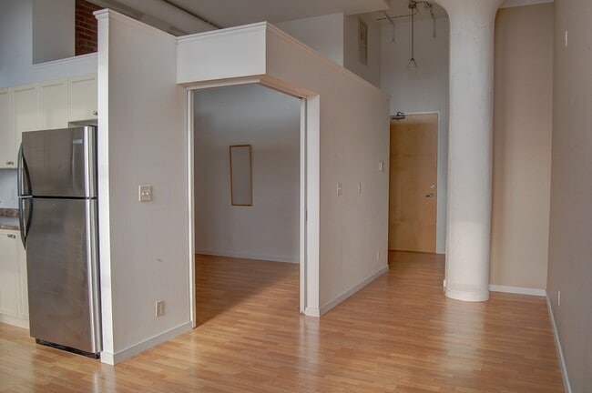 Photo du bâtiment - 404 King St W