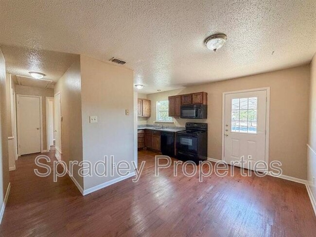 Building Photo - 703 Apache Dr