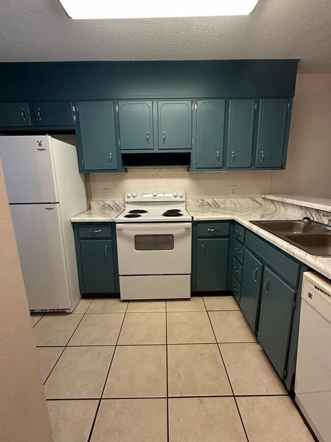 Foto del edificio - 2 Bed Townhouse in Central Pensacola