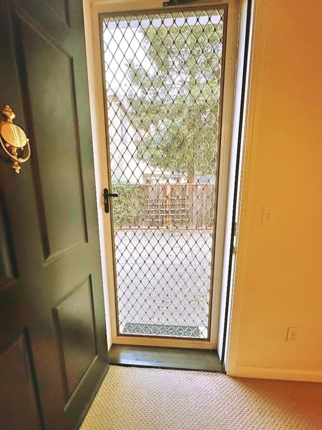 Foto del edificio - 784 Begonia Dr