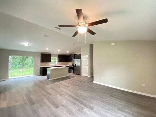 Building Photo - Custom Home - Desirable SW Ocala Neighborhood 3/2/2 **Won't Last**