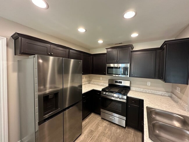 Building Photo - Available NOW in Southaven! Like New 3 BR/...