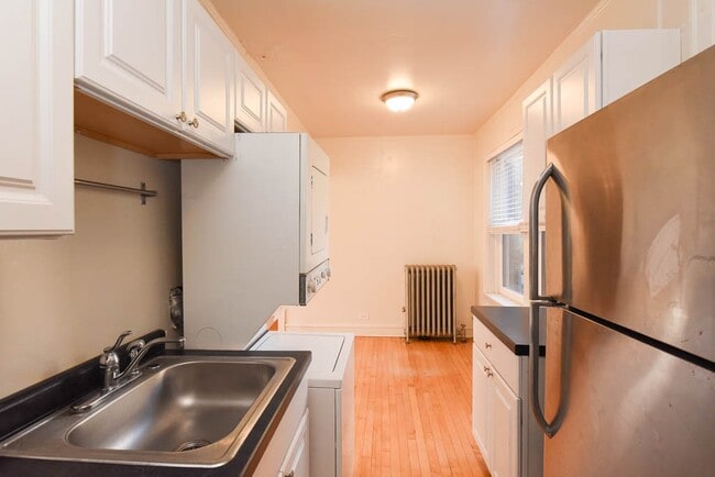 Building Photo - 1421 W Hutchinson St