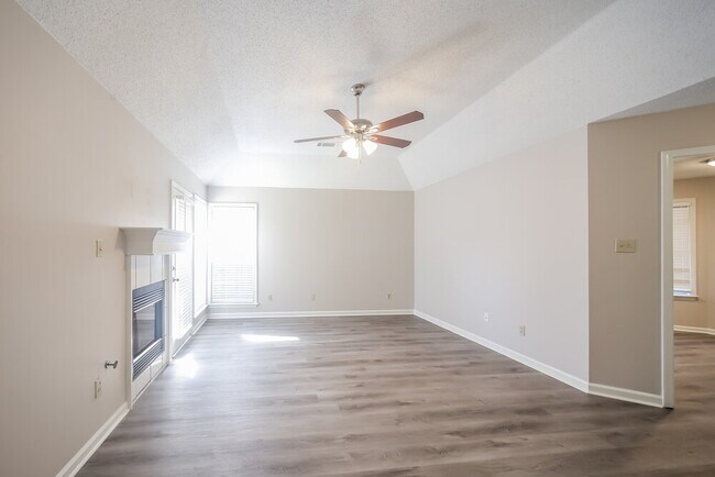 Building Photo - 6870 Dogwood Manor W
