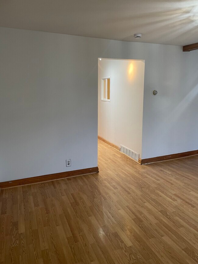 Building Photo - 857 Lloyds Ave