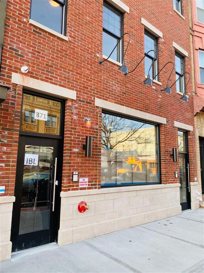 Building Photo - 871 Broadway