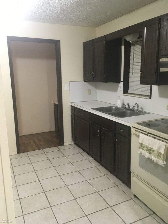 Building Photo - 3 br, 1 bath House - 1370 S Belsay Rd