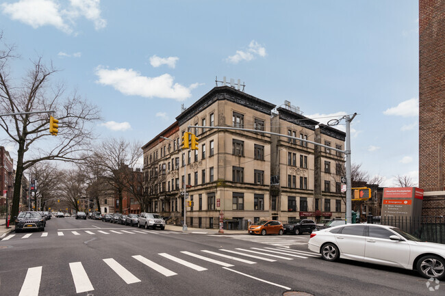 Foto del edificio - 702-704 Eighth Ave