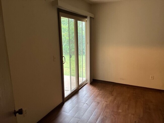 Building Photo - Charming West Norman Duplex