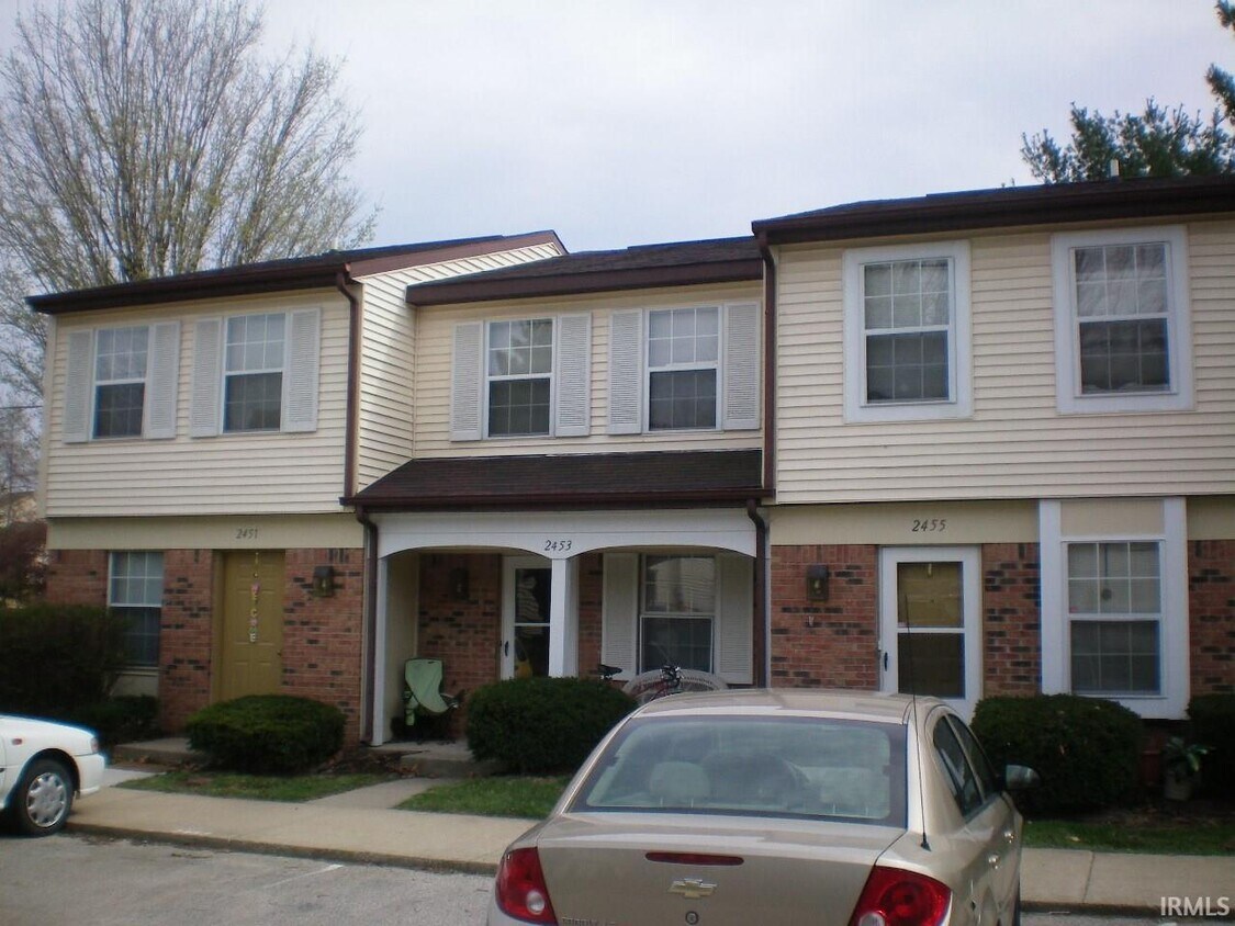 2453 S Burberry Ln, Bloomington, IN 47401 Condo for Rent in