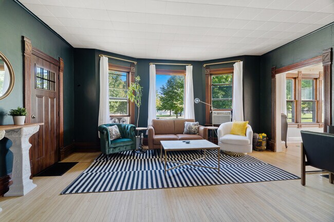 Building Photo - 1028 Porlier St