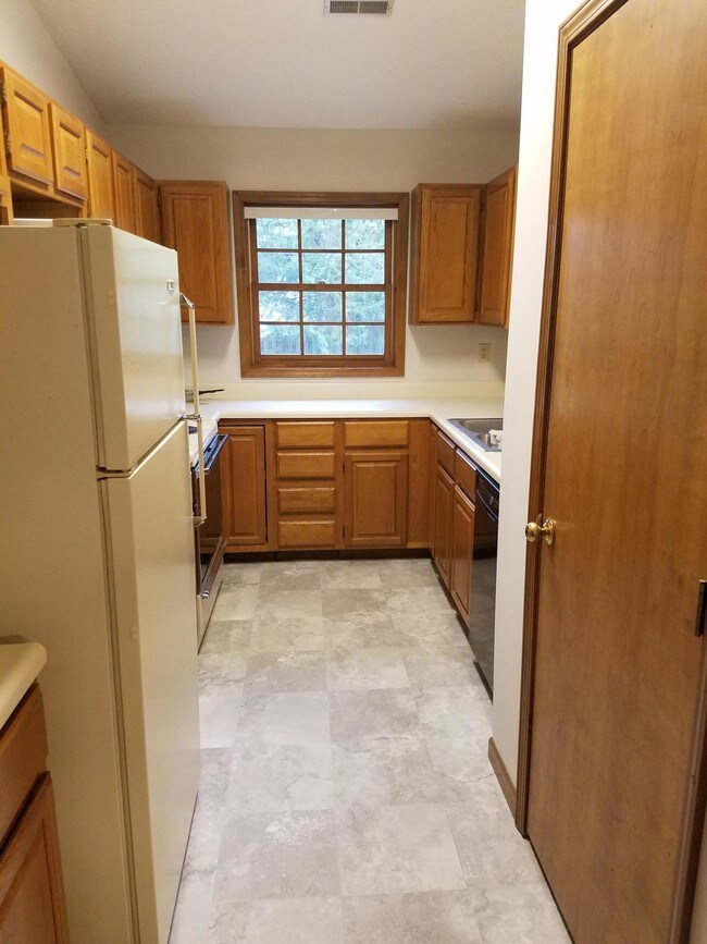 Building Photo - 5004 Thornridge Dr