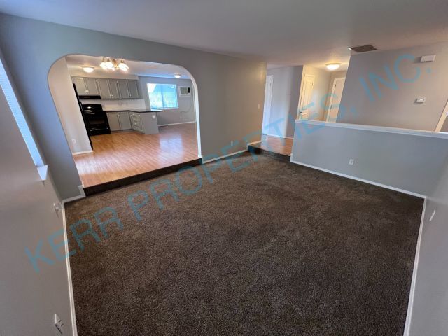 Foto del edificio - Charming 3-Bed, 2-Bath Home in Sandy, OR –...