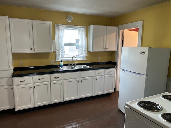 Granite countertops - 637 16th St