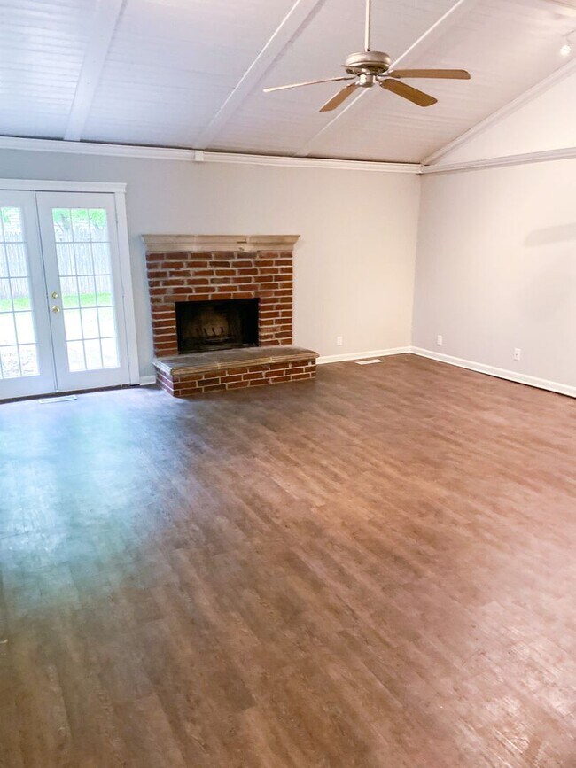 Foto del edificio - Beautiful 4 Bedroom 2 Bath