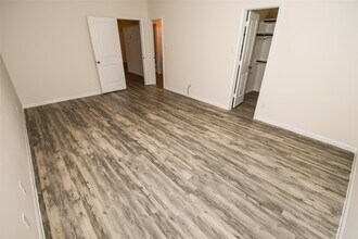 Building Photo - 2527 Verano Dr