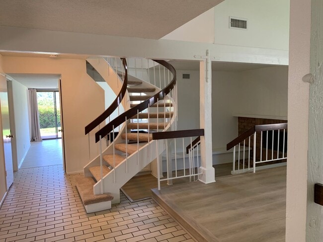 Building Photo - Beautiful, Spacious, 4 bed 2.5 bath home nestled in the Serene, breathtaking Hills of Pacific Pal...