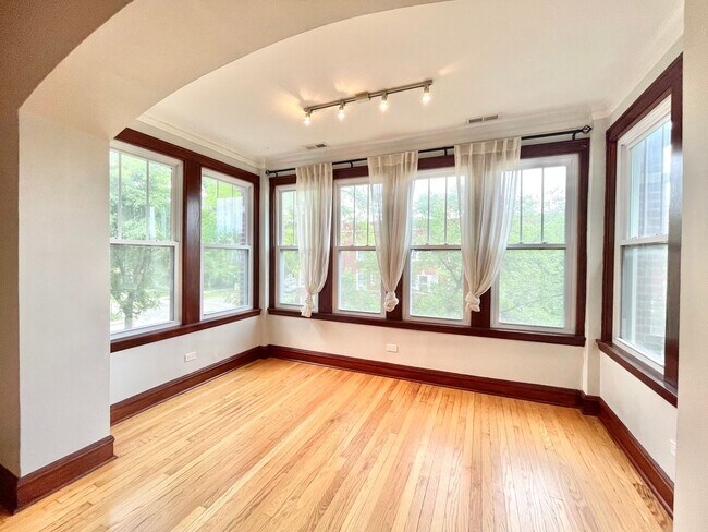 Foto del edificio - 2652 N Harding Ave